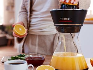 Die Bosch Zitruspresse VitaStyle steht auf einer K&uuml;chenarbeitsplatte.