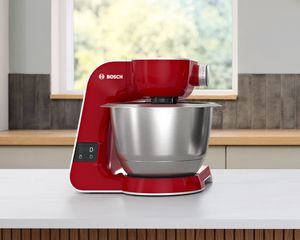 Weiße Küchenmaschine Serie 4 auf einer Arbeitsplatte aus Holz.