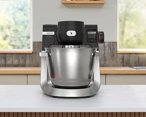 Küchenmaschine Serie 6 auf einer Arbeitsplatte aus Holz.