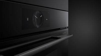 
       Serie 8 accent line ovn. Fokus på det tynde håndtag i sort stål med indgraveret Bosch-logo.
      
