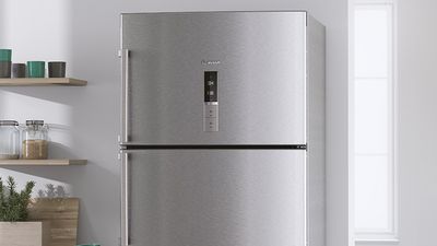 Lemari es-freezer freestanding dengan freezer atas
