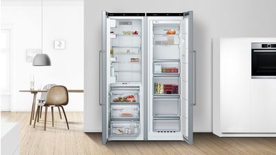 Offen stehender 2-türiger Side-By-Side XXL-Kühlschrank.