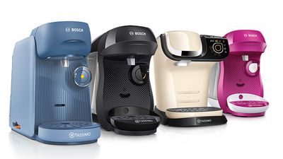 Svarte, blå, hvite og rosa TASSIMO kaffemaskiner.