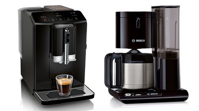 Svart Bosch kaffemaskin och kaffebryggare.