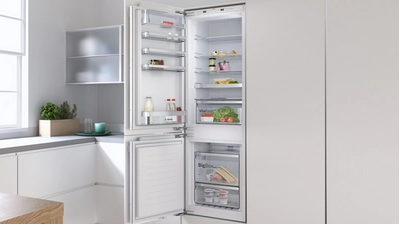 Built-in fridge-freezers with freezer at bottom