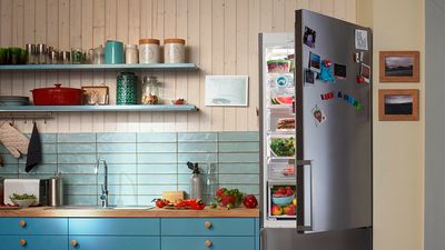 Хладилникът има отворена врата и се интегрира гладко във вашата кухня.