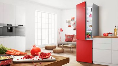 Червеното преобладава в тази кухня с хладилник и различни хранителни продукти в същия цвят.