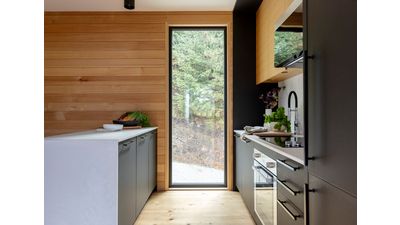 Agencement de cuisine moderne avec des armoires en bois et un élégant îlot en marbre.