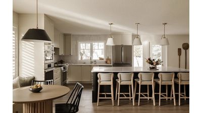 Cuisine élégante avec meubles épurés, surfaces en marbre et solutions de rangement efficaces.