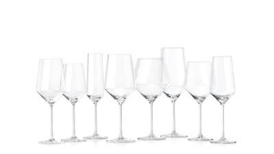 Una fila di otto eleganti pezzi di vetreria vuoti, di altezza e forma variabili, disposti su sfondo bianco.