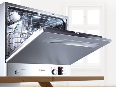 Bosch bordopvaskemaskine i rustfrit stål til køkkenbordet med lidt åben låge på bordpladen.