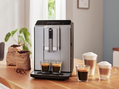 Серия 2 кафе машина VeroCafe с две чаши еспресо на кухненски плот.