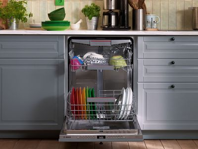 Rəngarəng qab-qacaqla dolu a&ccedil;ıq qabyuyan maşınla m&uuml;asir rustik mətbəxin g&ouml;r&uuml;n&uuml;ş&uuml;.