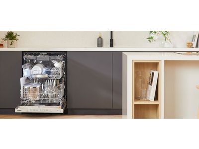 Mini-lave-vaisselle Bosch en acier inoxydable avec porte entrouverte.