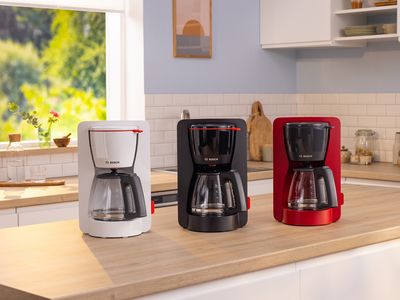Drei Bosch Filterkaffeemaschinen stehen nebeneinander auf einer Küchenarbeitsplatte.