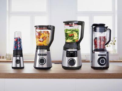 Quatre blenders BOSCH alignés sur un plan de cuisine.