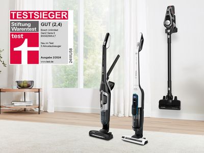 Drei Bosch Akku-Staubsauger befinden sich in einem hellen Wohnraum, daneben ist ein Siegel der Stiftung Warentest abgebildet.