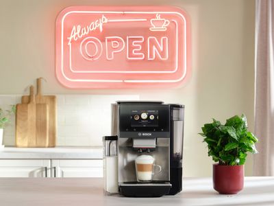 Η VeroCafe Σειρά 8 στον πάγκο μιας κουζίνας με ενσωματωμένο δοχείο γάλακτος στο πλάι της μηχανής.