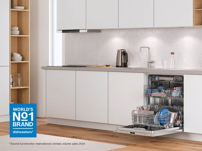 uma máquina de lavar loiça de integrar aberta numa cozinha branca moderna.