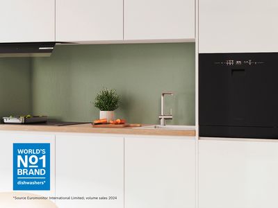 Geschirrspüler neben einem Backofen in der Küche.