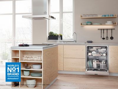 Une cuisine blanche et bois avec un appareil électroménager rempli et ouvert.