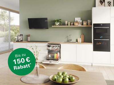 Schöne Küche mit pastellgrüner Wand und mit nachhaltigen Hausgeräten von Bosch und dem Hinweis auf die aktuelle Aktion „Bis zu 150 € Rabatt“ im Bosch Online Shop Headline: Made in Germany, beste Energieeffizienz oder ressourcenschonend.