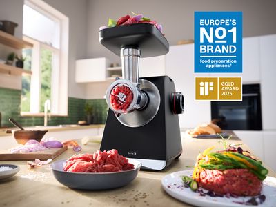 MultiPower Series 6 com picadora em separado e carne no tabuleiro em cima da cozinha ao lado de um prato com pedaços de carne.