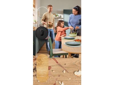 Eine Familie genießt es, gemeinsam in einer gemütlichen Küche zu kochen. Ein Elternteil und ein Kind mischen Zutaten, während der andere Elternteil zuschaut.   