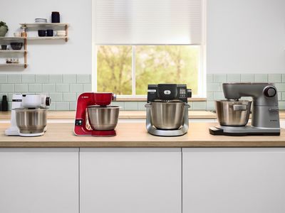 Alineación de las tres robots de cocina MUM sobre una encimera de cocina.
