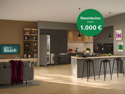 Cocina moderna de diseño elegante, con armarios grises, taburetes de bar y un televisor, que promociona una oferta de reembolso de hasta 1.000 euros.