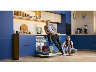 Une cuisine blanche et bois avec un appareil électroménager rempli et ouvert.