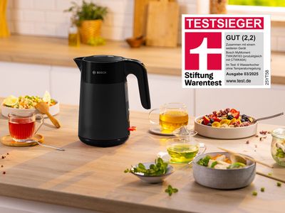 Vier Bosch Wasserkocher stehen nebeneinander auf einer Küchenarbeitsplatte.