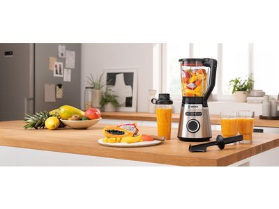 Bosch Standmixer VitaPower Serie 4 mit Früchten, ToGo-Flasche und Smoothie-Gläsern auf einer Küchenabstellfläche.