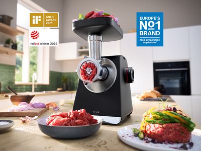 
     MultiPower Serie 6 med köttkvarnsavtagning och kött i en skål på köksbänken, bredvid en tallrik med köttbitar.
    