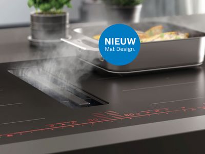 matte kookplaat met werkbladafzuiging met daarop een pan met eten een blauwe circel met Nieuw Mat Design tekst