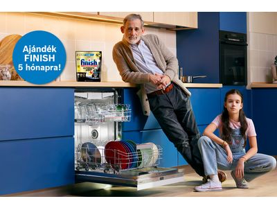 Egy modern, letisztult konyh&aacute;t l&aacute;tunk, ahol a m&eacute;lyk&eacute;k als&oacute; szekr&eacute;nyek &eacute;s a vil&aacute;gos fa munkalap eleg&aacute;ns, m&eacute;gis otthonos hangulatot teremtenek.