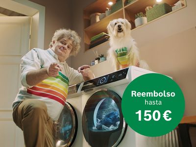 un hombre y un perro en una lavandería moderna. A la derecha, un círculo verde con el texto "Reembolso hasta 150 €". Detrás, estantes con toallas y una planta.