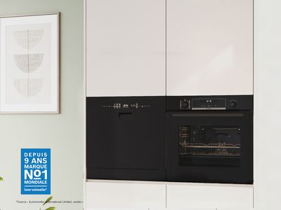 Mini-lave-vaisselle Bosch en acier inoxydable avec porte entrouverte.