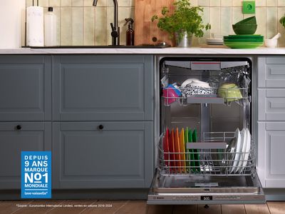 Une cuisine moderne équipée d'un lave-vaisselle Bosch avec de la vaisselle colorée à l'intérieur.