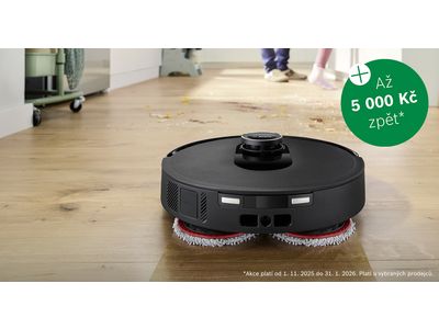Černý robotický mop na dřevěné podlaze, obklopený drobky, s reklamním bannerem nabízejícím až 5 000 Kč zpět.