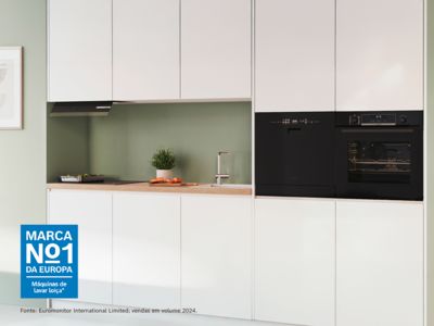 M&aacute;quina de lavar loi&ccedil;a na cozinha ao lado do forno.