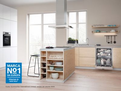 Uma cozinha branca e de madeira com um aparelho completo e aberto.