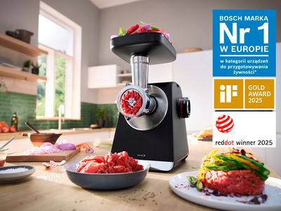 MultiPower Serie 6 z przystawką do mielenia i mięsem na tacy na blacie kuchennym obok talerza z kawałkami mięsa.