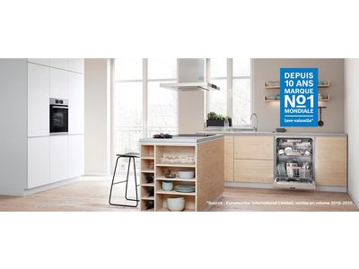 Lave-vaisselle Bosch encastrable ouvert dans une cuisine blanche moderne.