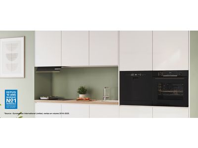 Mini-lave-vaisselle Bosch en acier inoxydable avec porte entrouverte.