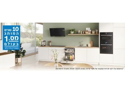 מטבח מודרני עם קירות ירוקים, מדיח כלים פתוח, מכונת מיקסר, כיריים וכיור. על השולחן קופסאות זכוכית עם חומרי מזון.   