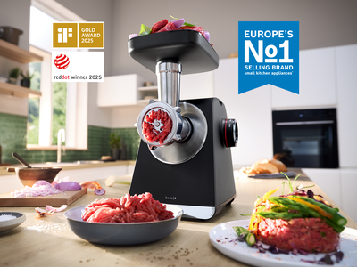 MultiPower Series 6, &ccedil;ıxarıla bilən ət&ccedil;əkən maşın əlavəsi və nim&ccedil;ədə ət par&ccedil;alarının yanında mətbəx piştaxtasınının &uuml;zərində.