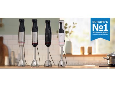 Een paar staafmixers van Bosch op een houten aanrecht in een lichte, open keuken.