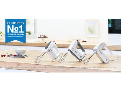 Drie Bosch handmixers op een houten werkblad.