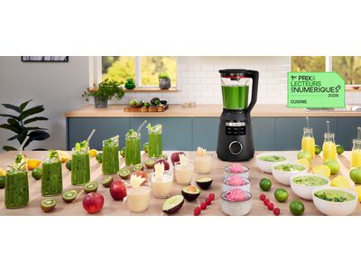 VitaPower S&eacute;rie 6 entour&eacute; de verres de smoothies verts, d'avocats et de citrons verts sur la table de cuisine.